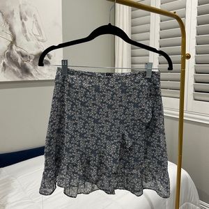 Adorable BRAND NEW Blue Mini Floral Skirt !